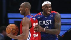 Kobe Bryant a LeBron James během utkání hvězd