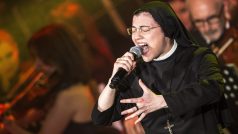 Řádová sestra Cristina před osmi lety zvítězila v italské mutaci pěvecké soutěže The Voice