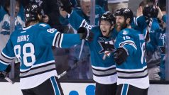 Tomáš Hertl slaví s Brentem Burnsem slaví vítězný gól San Jose
