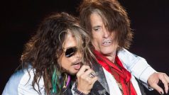 Zpěvák kapely Aerosmith Steven Tyler (vlevo) a kytarista Joe Perry při vystoupení v Kalifornii v červenci 2014 (archivní foto)