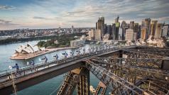 Vrchol Harbour Bridge se nachází 134 metrů nad hladinou moře. Most stojí na čtyřech žulových pilířích a kvůli jeho tvaru se mu v Austrálii přezdívá „ramínko na šaty“.