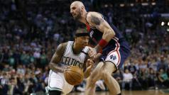 Basketbalista Bostonu Isaiah Thomas se dostává s míčem přes Marcina Gortata z Washingtonu