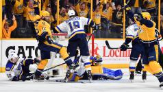 Mike Fisher (s číslem 12) se raduje z prvního gólu Nashvillu proti St. Louis