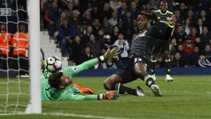 Útočník Chelsea Michy Batshuayi střílí rozhodující gól do sítě West Bromwiche.