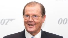Bývalý představitel Jamese Bonda Roger Moore.
