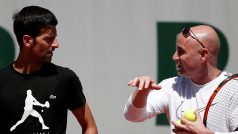Novak Djoković a Andre Agassi na jednom z prvních společných tréninků.