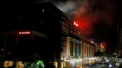 Kouř stoupající po útoku z hotelového komplexu Resorts World Manila