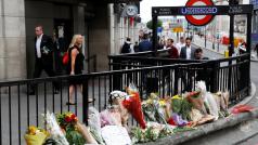 Ke stanici metra nedaleko London Bridge nosí lidé květiny a vzkazy.