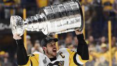 Sidney Crosby, kapitán Pittsburghu přebral Stanley Cup.