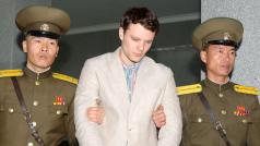 Otto Frederick Warmbier, student Virginské univerzity, je eskortován k severokorejskému soudu na archivním snímku z 16/3/2016.