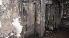 Snímek zachycující požárem zničený bytový dům Grenfell Tower, který zveřejnila londýnská policie.