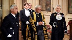 Byl to právě Bercow, kdo v roce 2009 ve své funkci odmítl jako první nosit dlouhou paruku a punčochy pod kolena.