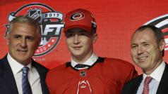 Martin Nečas po draftu NHL v dresu Caroliny Hurricanes