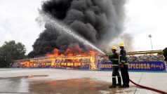 Hasiči jsou připraveni hasit oheň ze zapálených drog k  Mezinárodnímu dni boje proti zneužívání drog a nezákonnému obchodování s nimi. Yangon, Myanmar