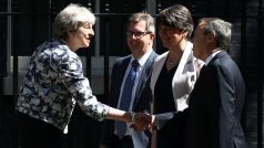 Britská premiérka, Theresa Mayová, si potřásá rukou se zástupcem severoirských unionistů (DUP)  Nigelem Doddsem.