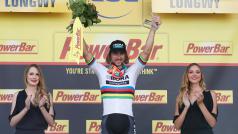 Slovenský cyklista Peter Sagan se raduje z vítězství.
