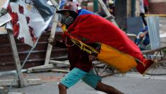 Demonstrant utíká před policií na protestech ve Venezuele proti prezidentovi.