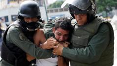 Střety mezi demonstranty a venezuelskou policií pokračují.