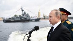 Ruský prezident Vladimír Putin při námořnické přehlídce v Petrohradu