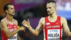 Český mílař Jakub Holuša po rozběhu s Bahrajncem Mikhouem.