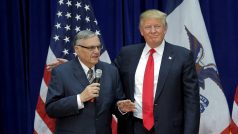 Šerif Joe Arpaio s Donaldem Trumpem během jeho prezidentské kampaně.