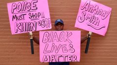 Jeden z demonstrantů v St. Louis