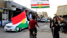 Chlapec na kole s vlajkou Kurdistánu