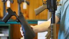 Zařízení bump stock, které umožňuje upravit poloautomatickou zbraň na plně automatickou a které tak zajišťuje rychlejší střelbu, je oblíbenou novinkou především mezi nadšenci na YouTube, kteří hledají způsob, jak simulovat palbu samopalu.