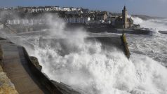 Bouře Ophelia, která v pondělí dorazila k Britským ostrovům, již zasáhla plnou silou Irsko.