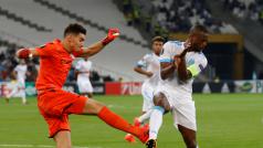 Patrice Evra (v bílém dresu) při posledním ligovém zápasu