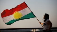 Izraelka kurdského původu drží před americkou ambasádou v Tel Avivu kurdskou vlajku (archivní foto)