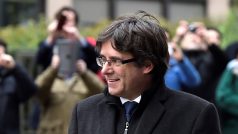 Sesazený katalánský premiér Carles Puigdemont při příchodu na tiskovou konferenci v Bruselu