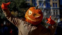 Jedna z masek na halloweenském průvodu v New Yorku