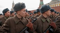 Ruští vojáci v historických uniformách se připravují na oslavy Velké říjnové revoluce