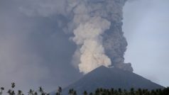 Erupce sopky Agung na indonéském ostrově Bali