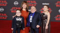 Warwick Davies, který v sérii představoval hned několik rolí, s rodinou