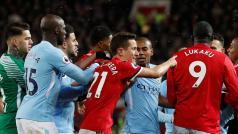 Při derby mezi United a City to vřelo už na hřišti