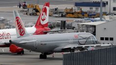 Letadlo aerolinií Niki na letišti ve Vídni.