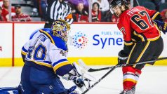 Michael Frolík proti gólmanovi St. Louis Huttonovi