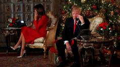 Americký prezident Donald Trump a jeho žena Melanie informují děti, kde se právě nachází Santa Claus.