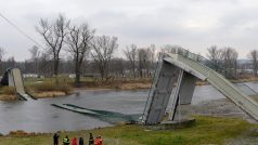 Zřícená visutá lávka přes Vltavu v Praze-Troji.