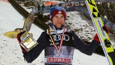 Kamil Stoch s trofejí