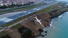 Boeing tureckých aerolinek skončil na srázu nad Černým mořem