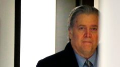 Stephen Bannon přichází na slyšení v Kongresu kvůli údajnému ruskému vměšování do předloňských amerických prezidentských voleb.