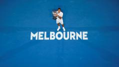 Roger Federer s trofejí pro vítěze Australian Open