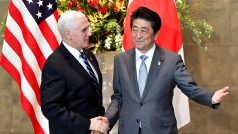 Americký viceprezident Mike Pence s japonským premiérem Šinzó Abem
