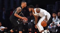Basketbalista týmu Oklahoma City Thunder Paul George (vpravo) v souboji s Damianem Lillard z týmu Portland Trail Blazers