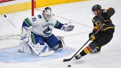 Útočník týmu Las Vegas Golden Knights Tomáš Hyka před brankářem Vancouveru Jacobem Markstromem