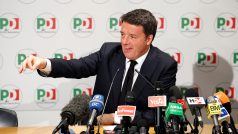 Kvůli špatným volebním výsledkům Demokratické strany už odstoupil její šéf Matteo Renzi (na snímku z povolební tiskové konference, 5. března 2018).