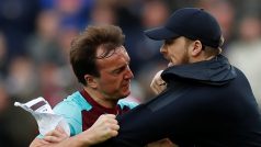 Mark Noble při potyčce s jedním z fanoušků